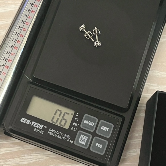 Diamond studs - Picture 4 of 4